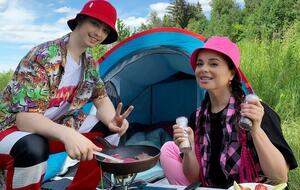 Королева с сыном отдыхает на даче