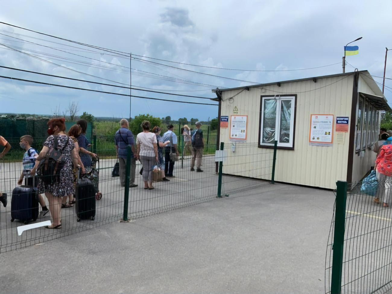 По данным штаба ООС, российские оккупанты "искусственно" сдерживали граждан, которые пытались выехать из ОРДЛО