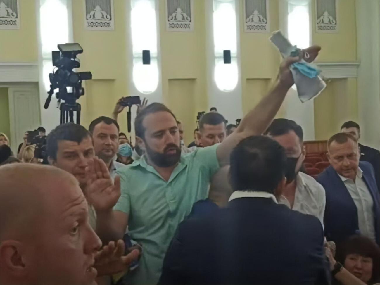 По словам Булаха, охранники и полиция не пропускали в зал людей, которые имели право присутствовать на сессии