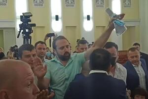 По словам Булаха, охранники и полиция не пропускали в зал людей, которые имели право присутствовать на сессии