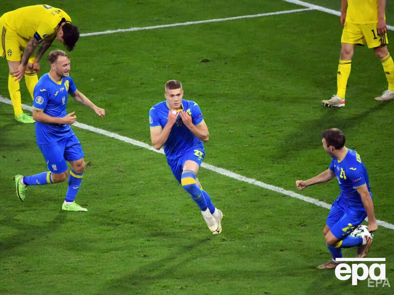Довбик (в центре) забил победный гол в матче со Швецией