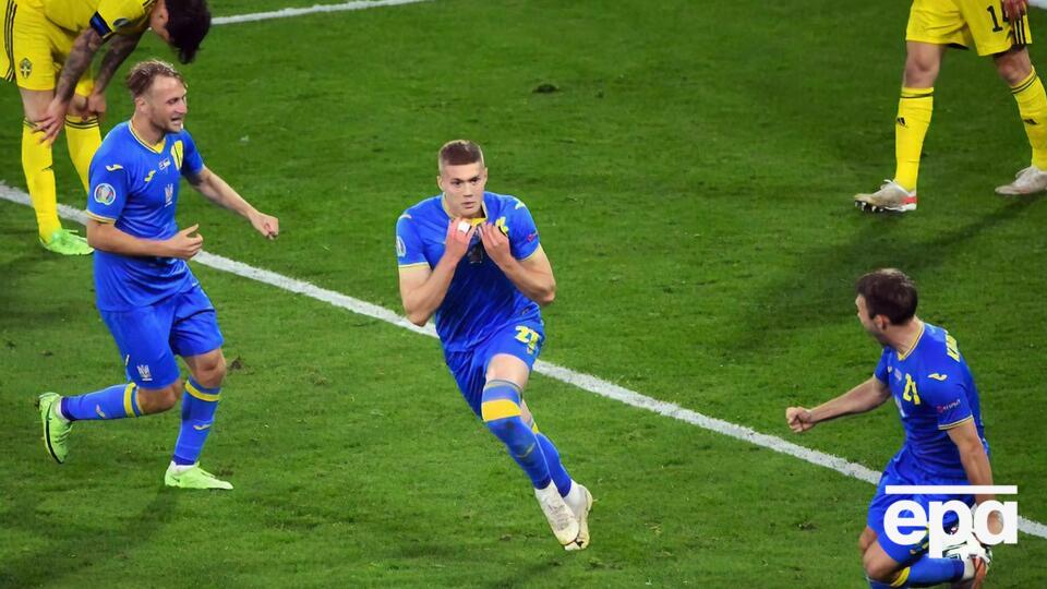 Довбик (у центрі) забив переможний гол у матчі зі Швецією