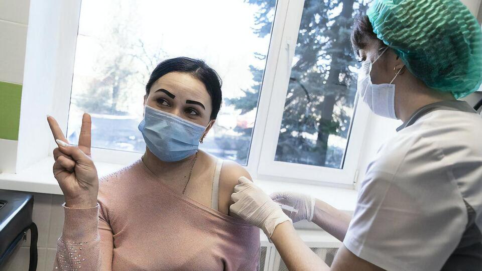 Вакцинація в Україні стартувала 24 лютого