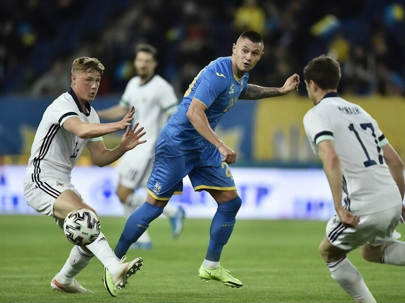 Победный мяч забил Зубков (на фото в центре)