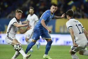 Победный мяч забил Зубков (на фото в центре)