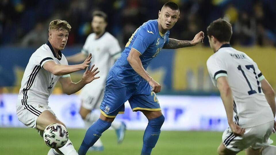 Переможний м'яч забив Зубков (на фото в центрі)