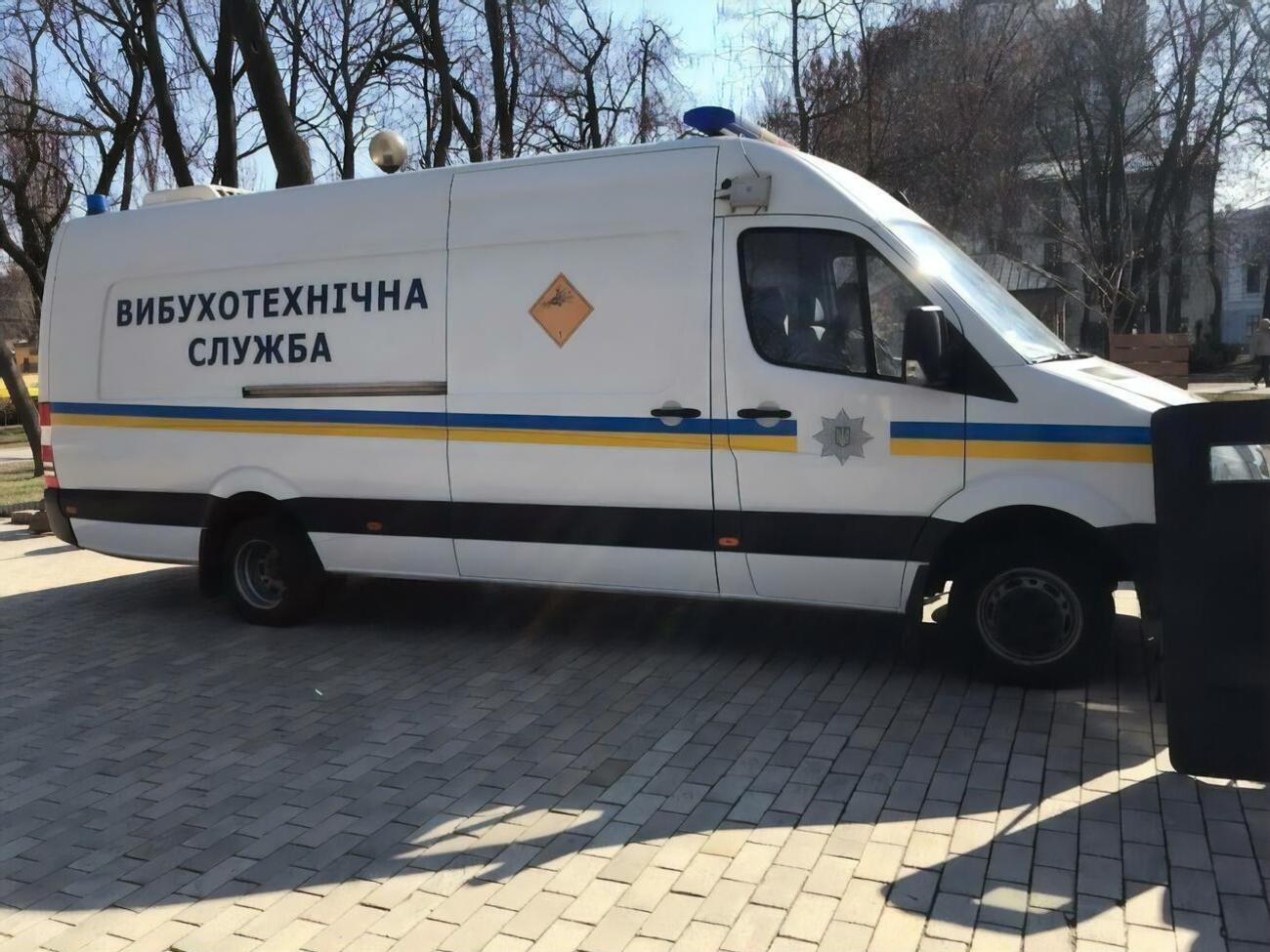 Вибухотехніки перевіряють наявність бомб у 14 лікарнях Харкова