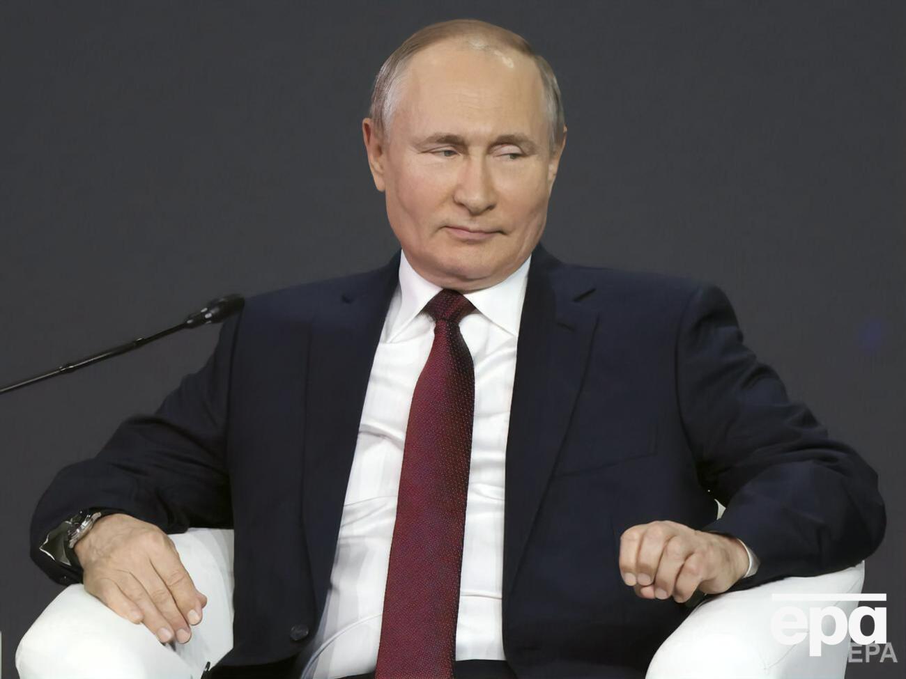 Путін відмовився відповідати, чи може Росія посадити на своїй території транзитний рейс, якщо там летітиме розшукувана у РФ людина