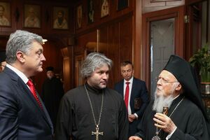 Дедюхін (у центрі) є депутатом Полтавської міськради від "Європейської солідарності"