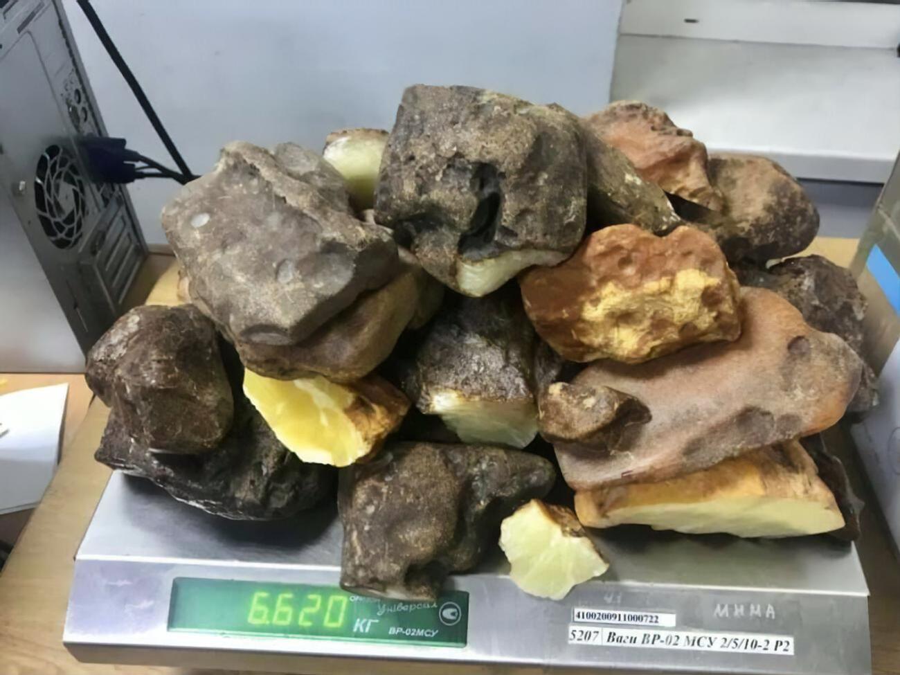 Вага деяких каменів, які незаконно хотіли вивезти з України, сягала 1,5 кг