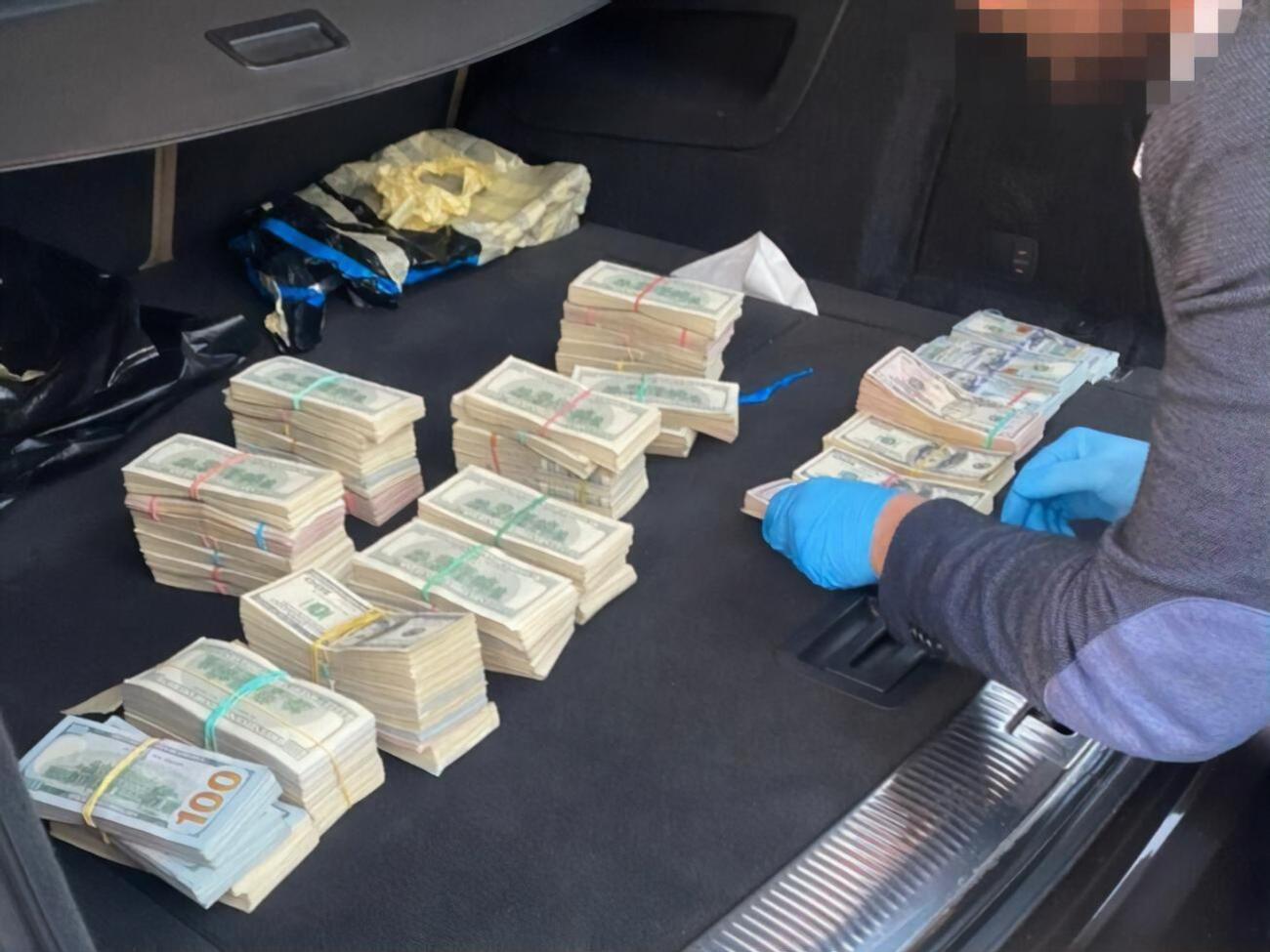 Вирішують питання про арешт вилучених грошей, повідомили в Офісі генпрокурора