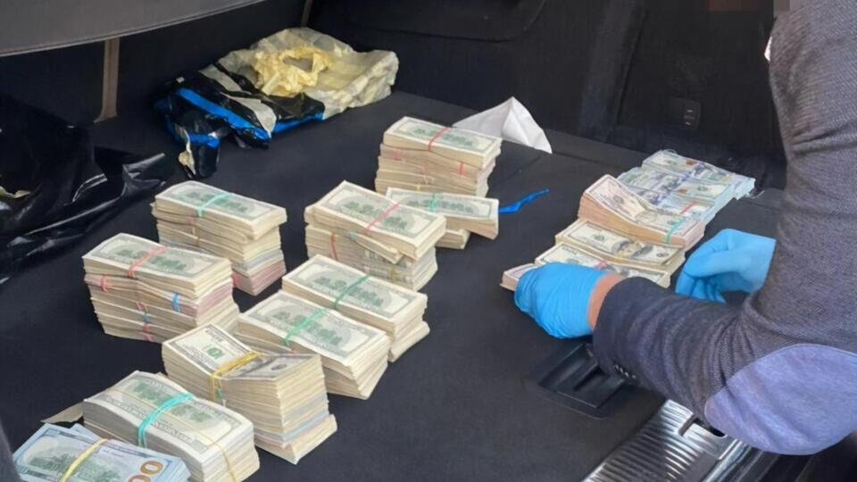 Вирішують питання про арешт вилучених грошей, повідомили в Офісі генпрокурора