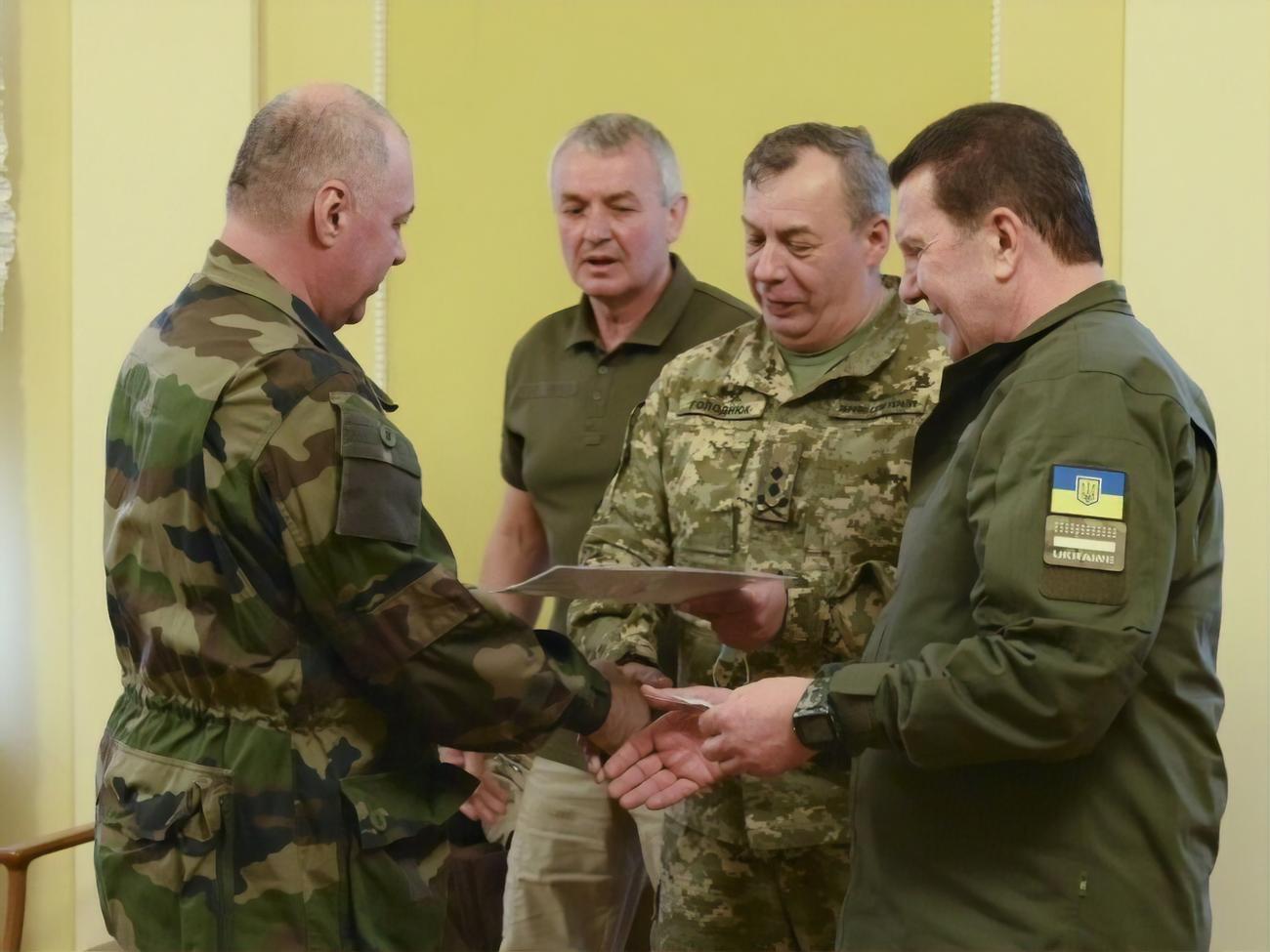 26 добровольцам вручили удостоверения участника боевых действий