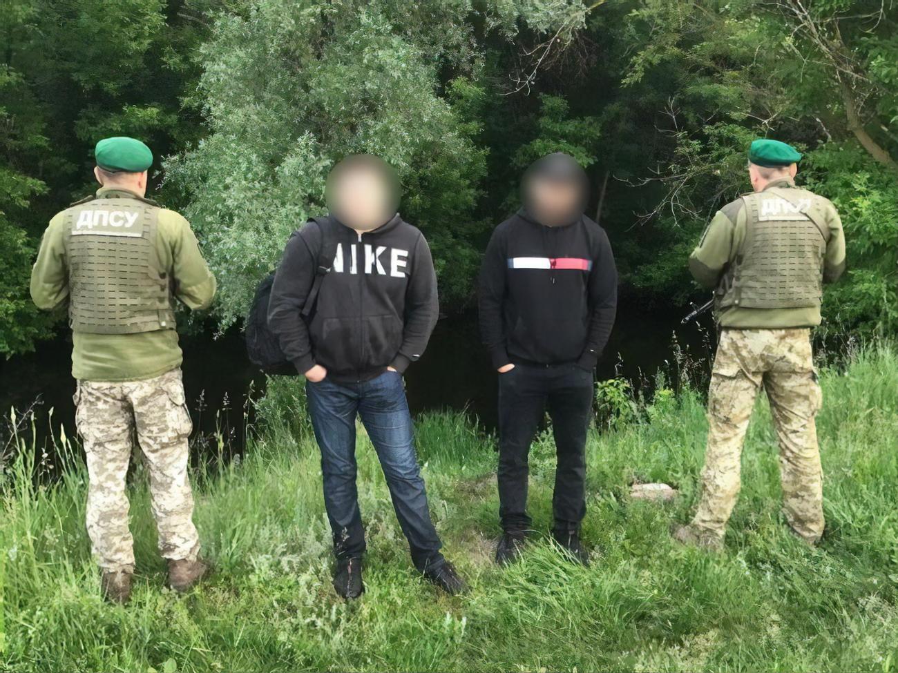Двум задержанным россиянам запретили въезд в Украину