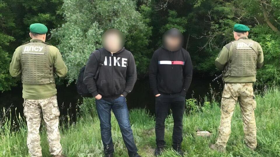 Двум задержанным россиянам запретили въезд в Украину