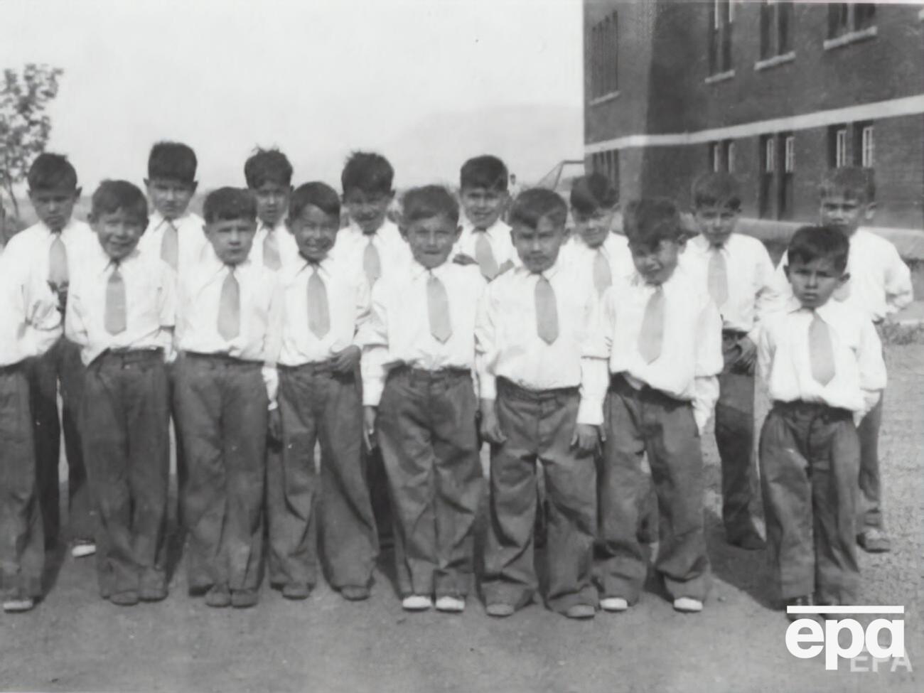 Щонайменше 4000 дітей загинули через канадську політику щодо позбавлення індіанців їхніх національних особливостей