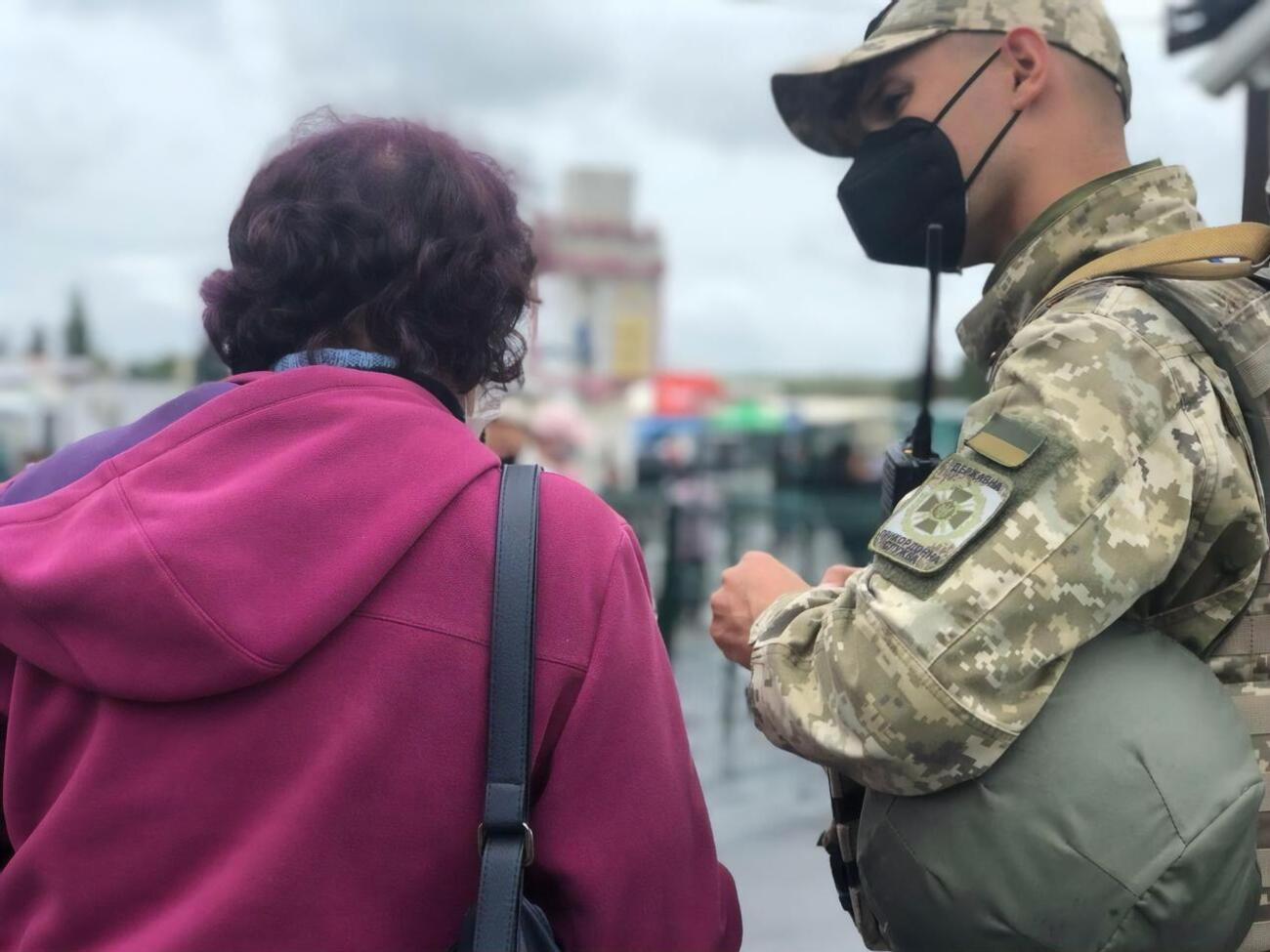 Пограничники не будут отправлять на самоизоляцию тех людей, которые смогут показать приглашение на вакцинацию