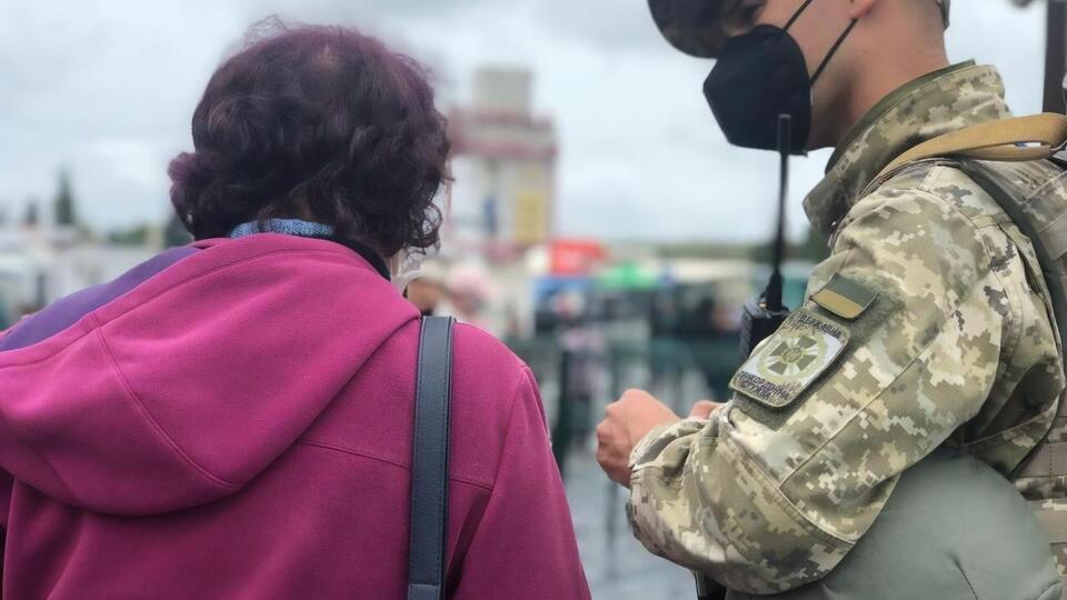 Пограничники не будут отправлять на самоизоляцию тех людей, которые смогут показать приглашение на вакцинацию