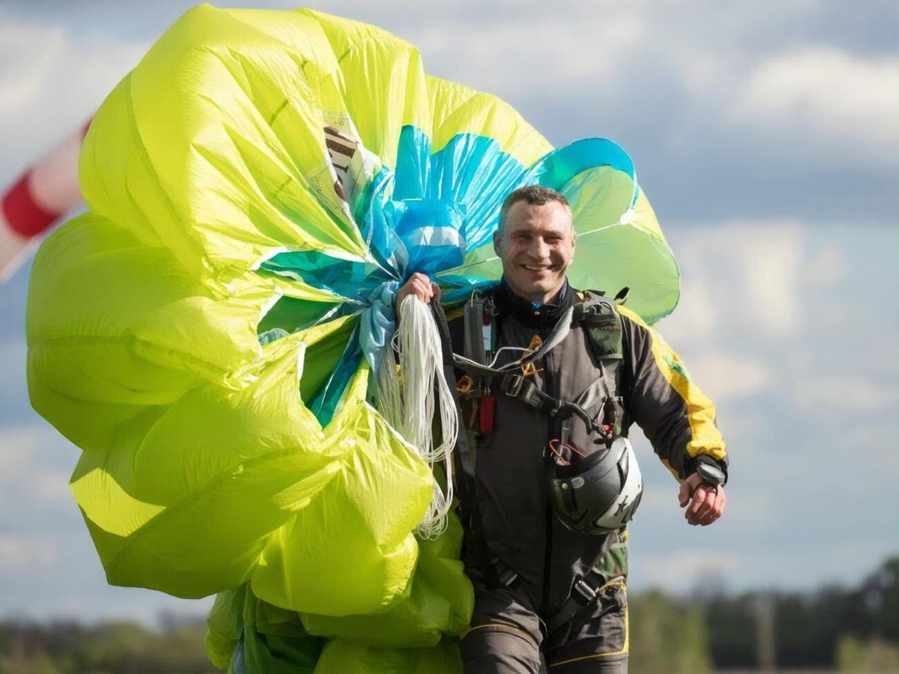 Виталий Кличко в День журналиста прыгнул с парашютом