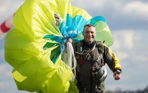 Віталій Кличко в День журналіста стрибнув із парашутом