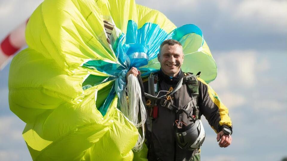 Виталий Кличко в День журналиста прыгнул с парашютом
