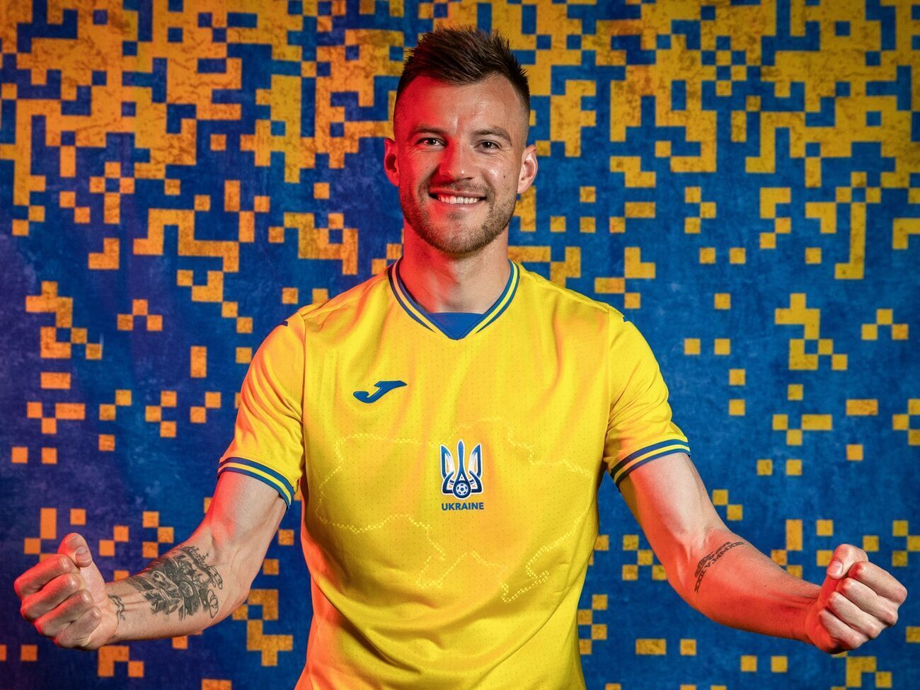 Силуэт Украины размещен на груди