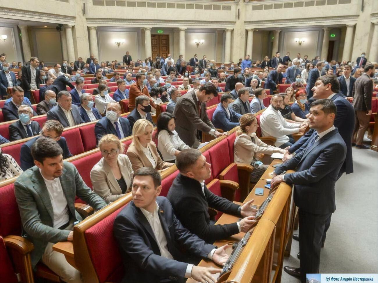 2 июня на рассмотрение парламента внесли законопроект об олигархах