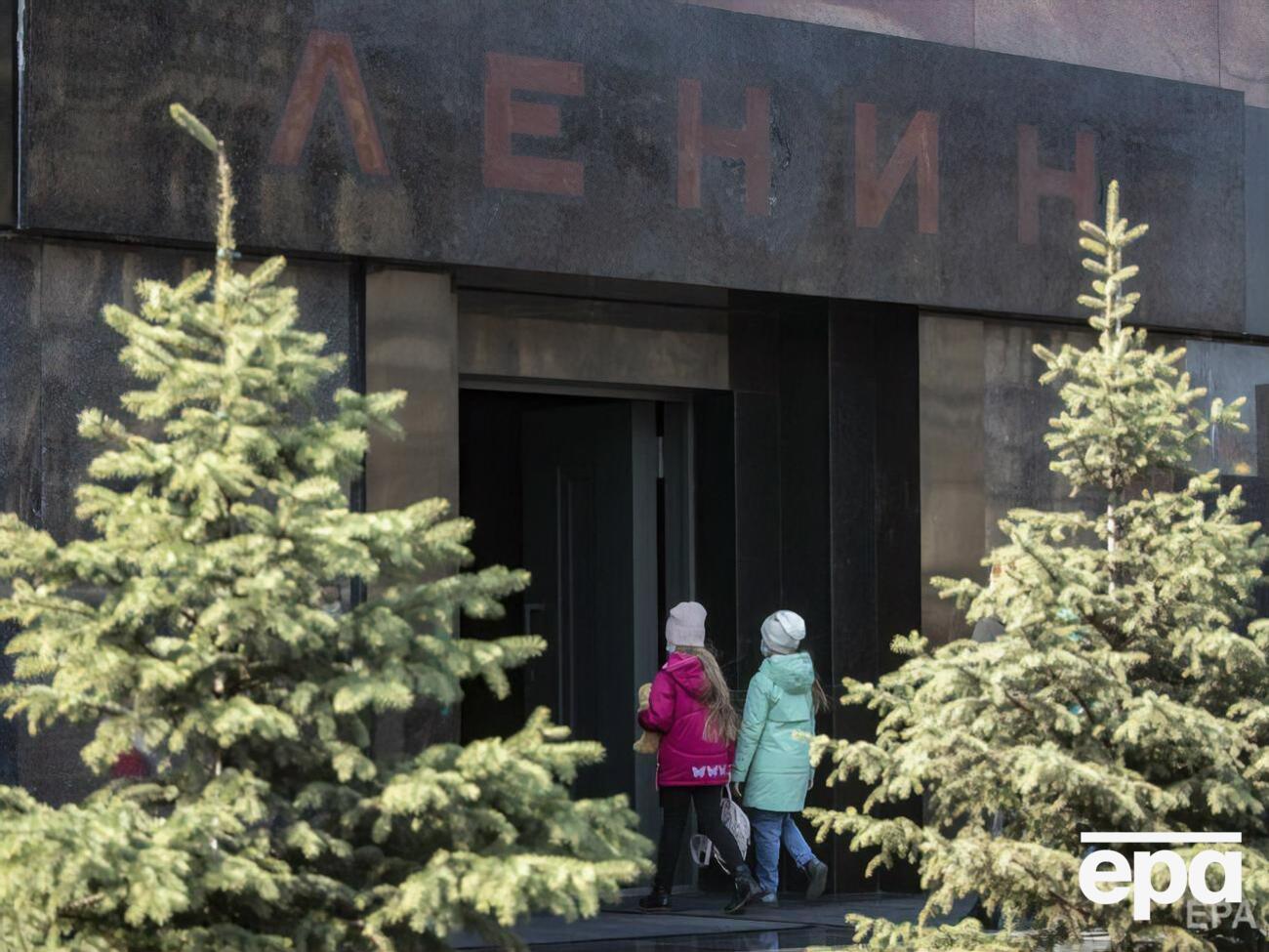 Із 1924 року тіло Леніна перебуває в пам'ятнику-усипальниці на Красній площі