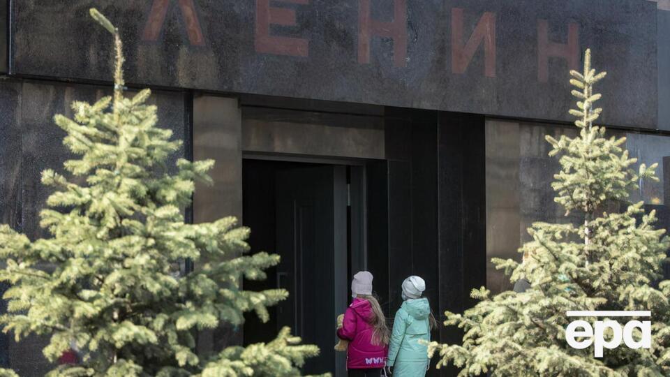 С 1924 года тело Ленина находится в памятнике-усыпальнице на Красной площади