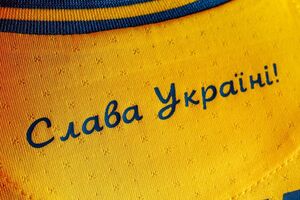 Надпись "Слава Украине!" размещена на задней части футболки