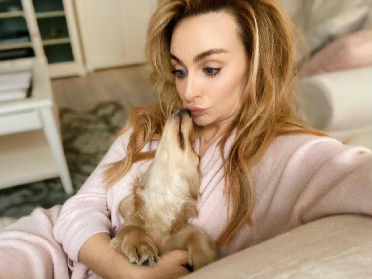 Варнава зі своєю таксою Біркін