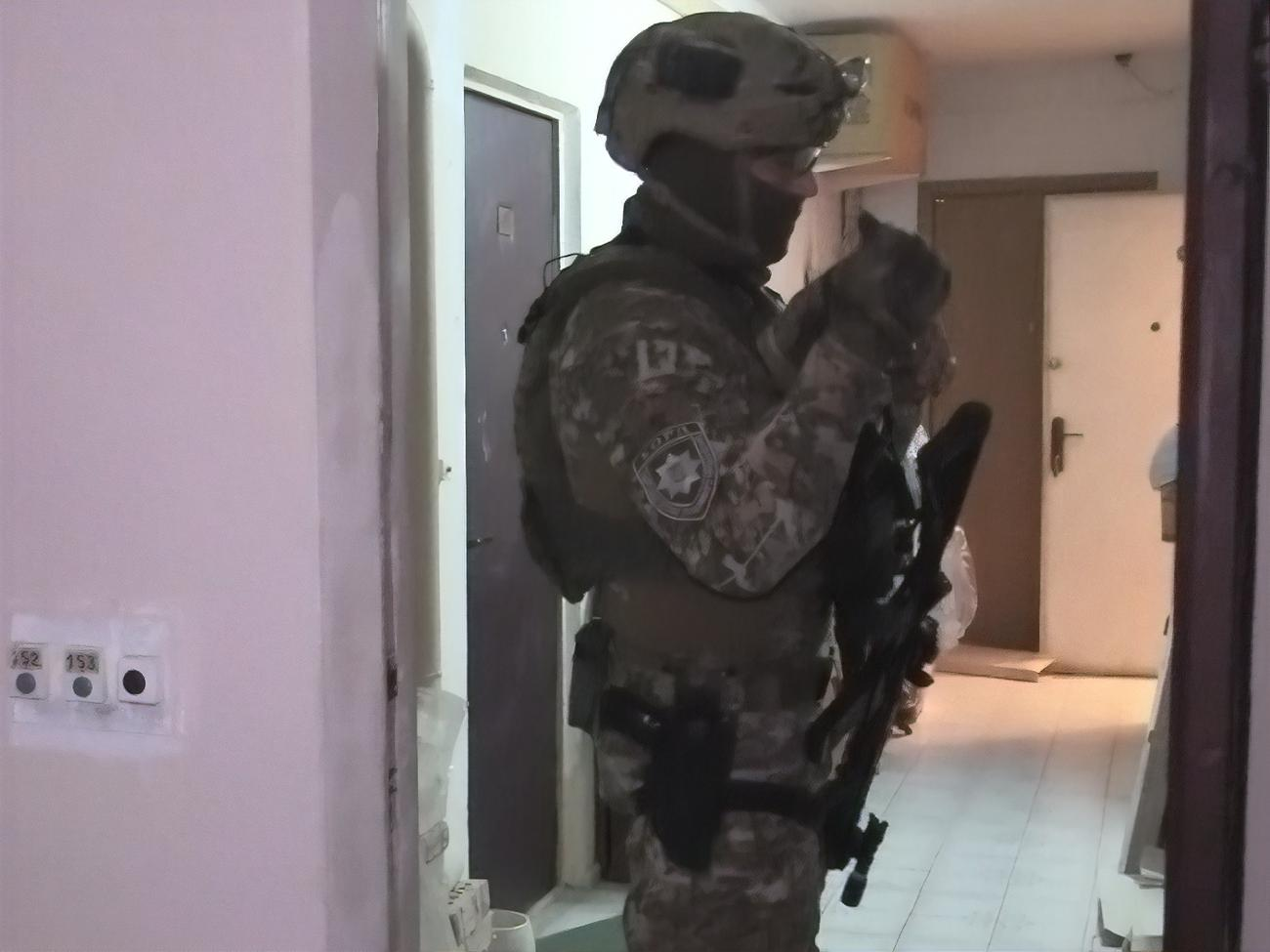 После переговоров с правоохранителями мужчина открыл дверь и освободил заложницу