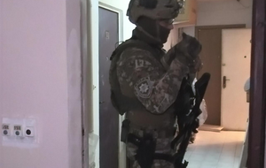 После переговоров с правоохранителями мужчина открыл дверь и освободил заложницу