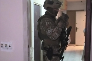 Після переговорів із правоохоронцями чоловік відчинив двері та звільнив заручницю