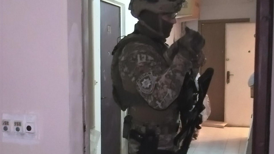 После переговоров с правоохранителями мужчина открыл дверь и освободил заложницу