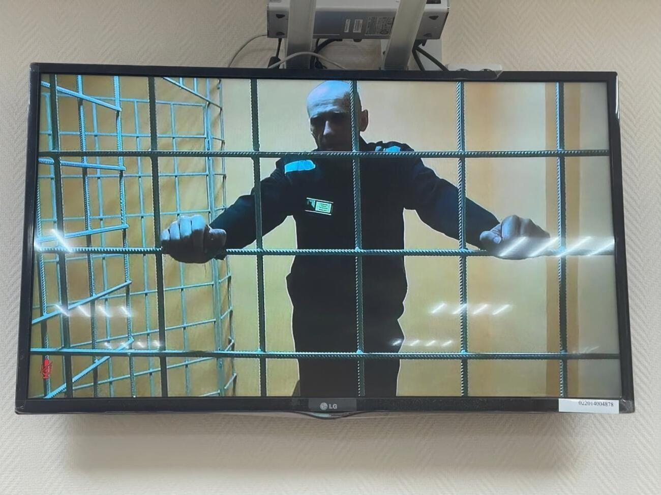 Навальный отозвал два иска к колонии