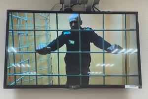 Навальный отозвал два иска к колонии