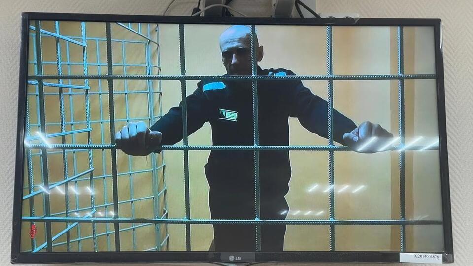 Навальный отозвал два иска к колонии