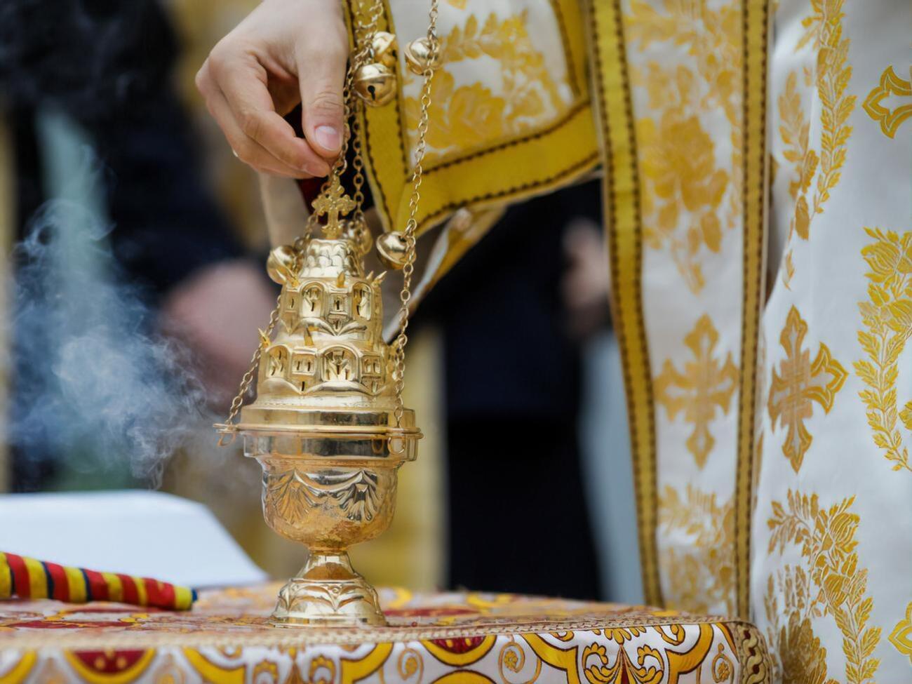 Священник не смог объяснить, что делал у дороги в женской одежде
