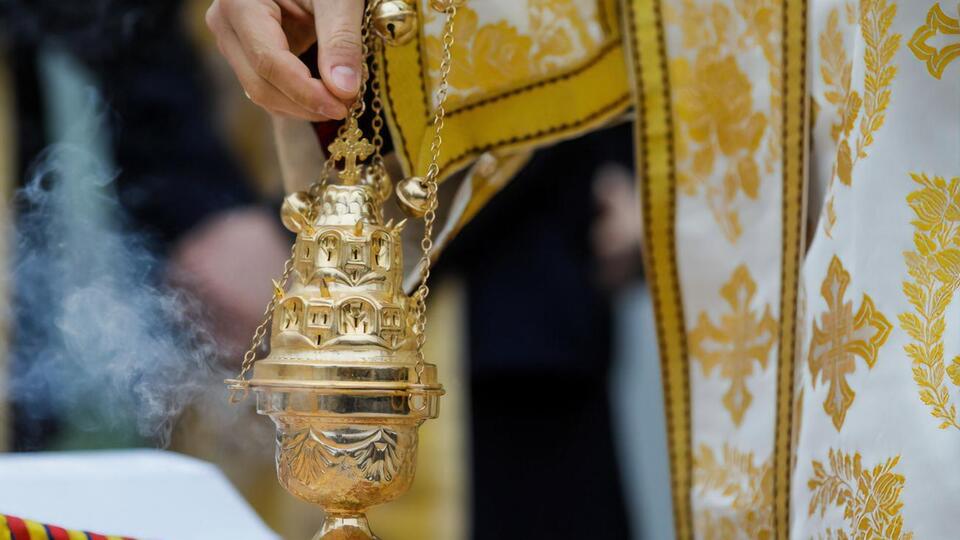 Священник не смог объяснить, что делал у дороги в женской одежде