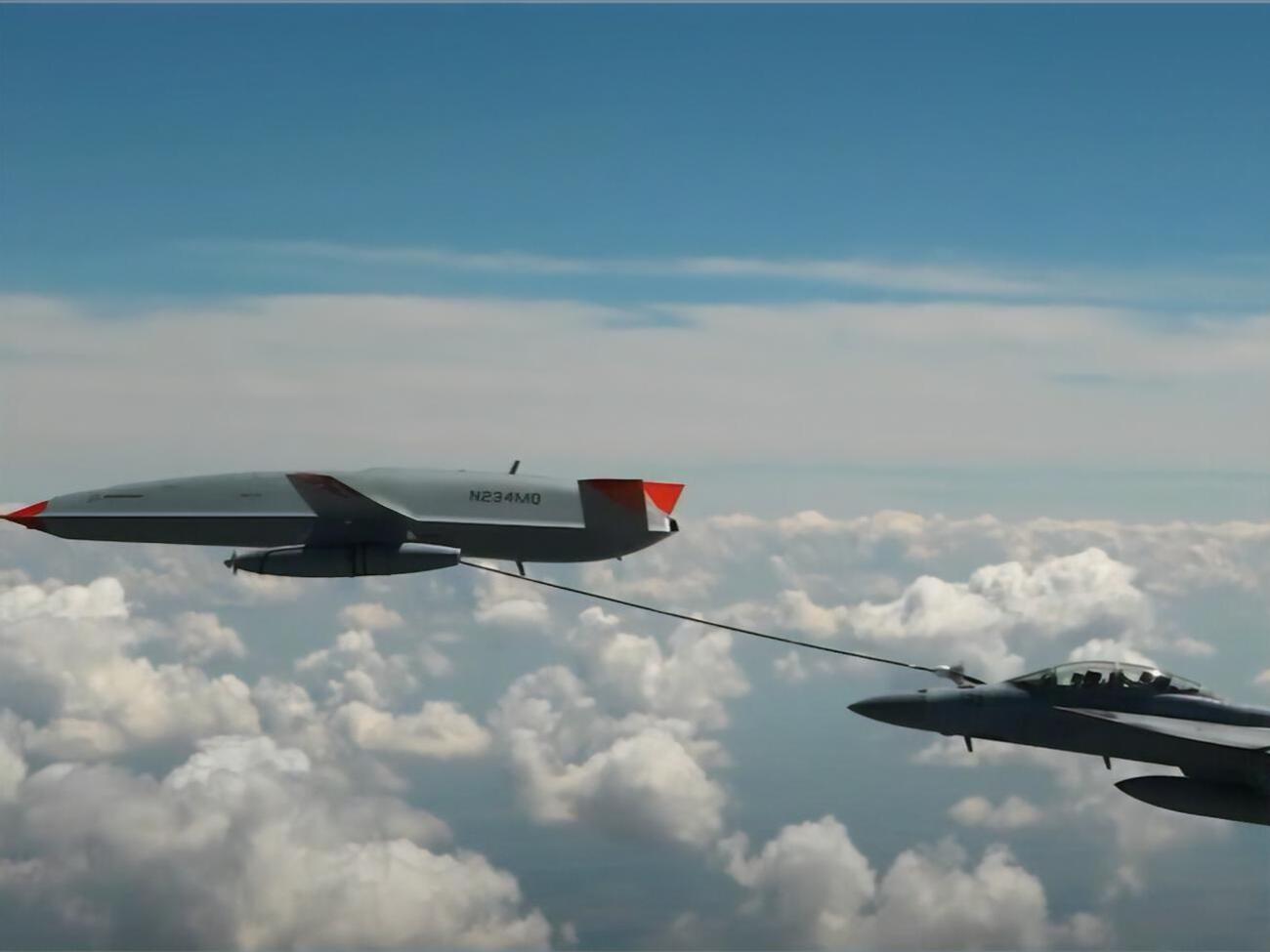 Безпілотник MQ-25 Stingra успішно дозаправив літак F/A-18 Super Horne