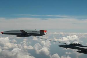 Безпілотник MQ-25 Stingra успішно дозаправив літак F/A-18 Super Horne