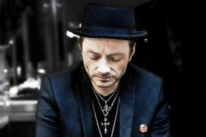 Глеб Самойлов не смог стоять на сцене