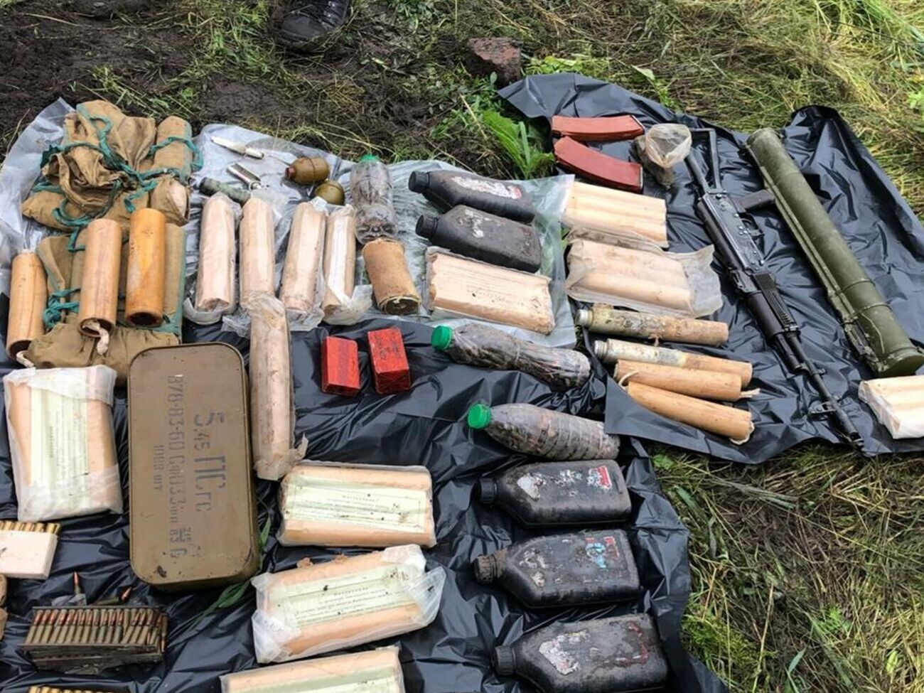 Правоохоронці виявили закопану схованку й вилучили боєприпаси бойовика