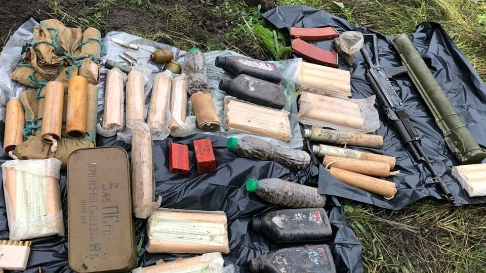 Правоохоронці виявили закопану схованку й вилучили боєприпаси бойовика