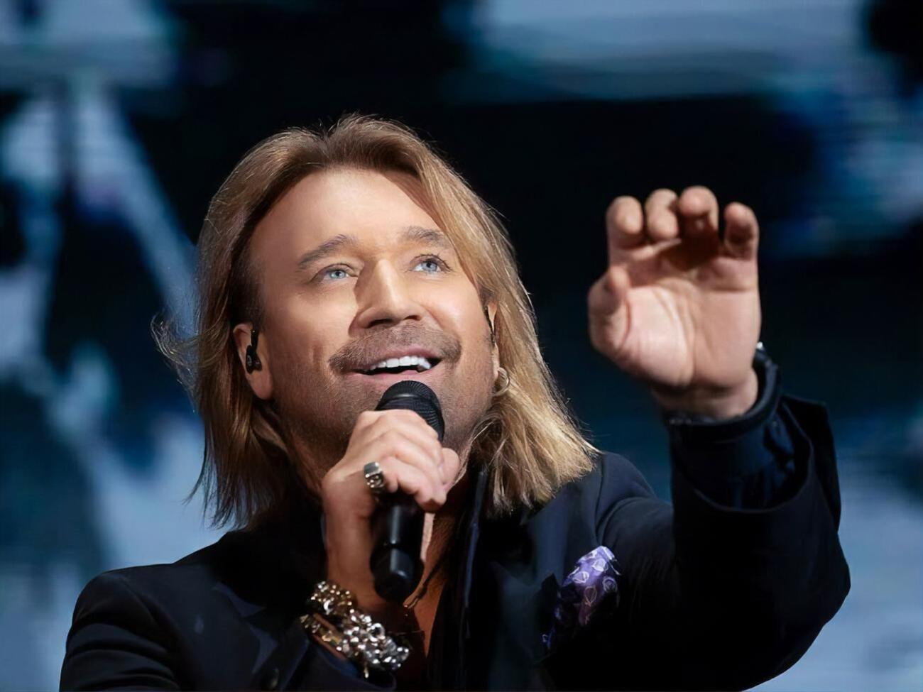 Винник для поклонников изобразил руками в воздухе знак сердечка