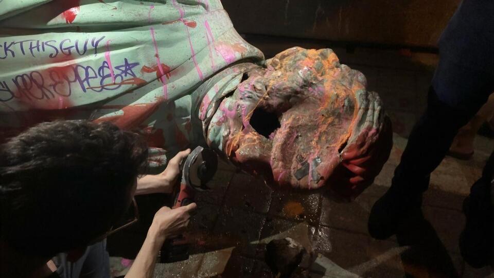 Статуї Раєрсона відпиляли голову