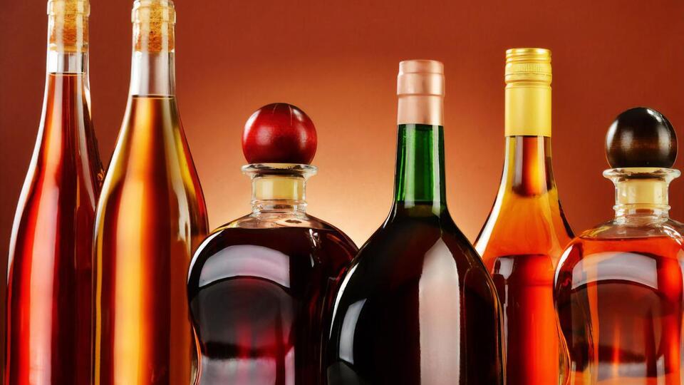 Трое служащих изготовили 5300 литров фальсифицированного алкоголя