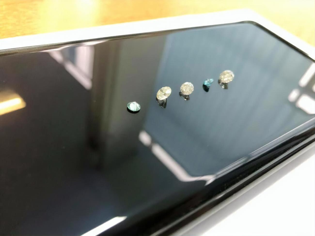 В посылках был 61 драгоценный камень