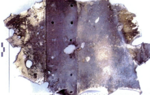 Фрагмент фюзеляжа с пробоинами. В них нашли следы металлов, чужеродных для самолета